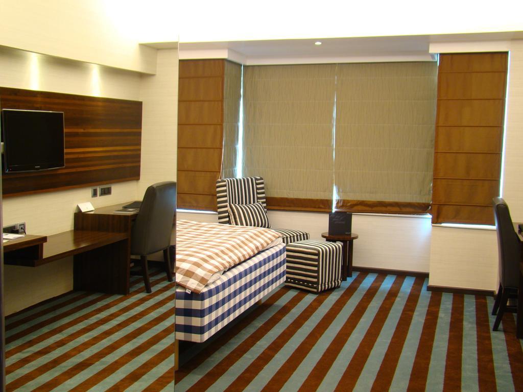 Hotel The Madison à New Delhi Extérieur photo