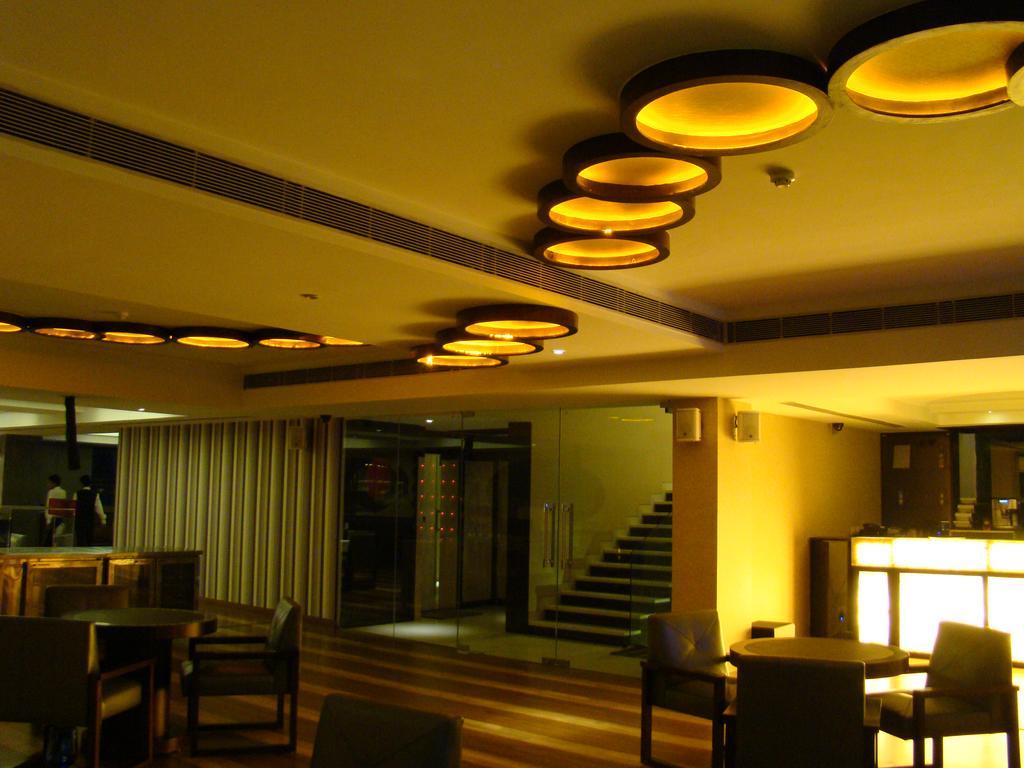 Hotel The Madison à New Delhi Extérieur photo