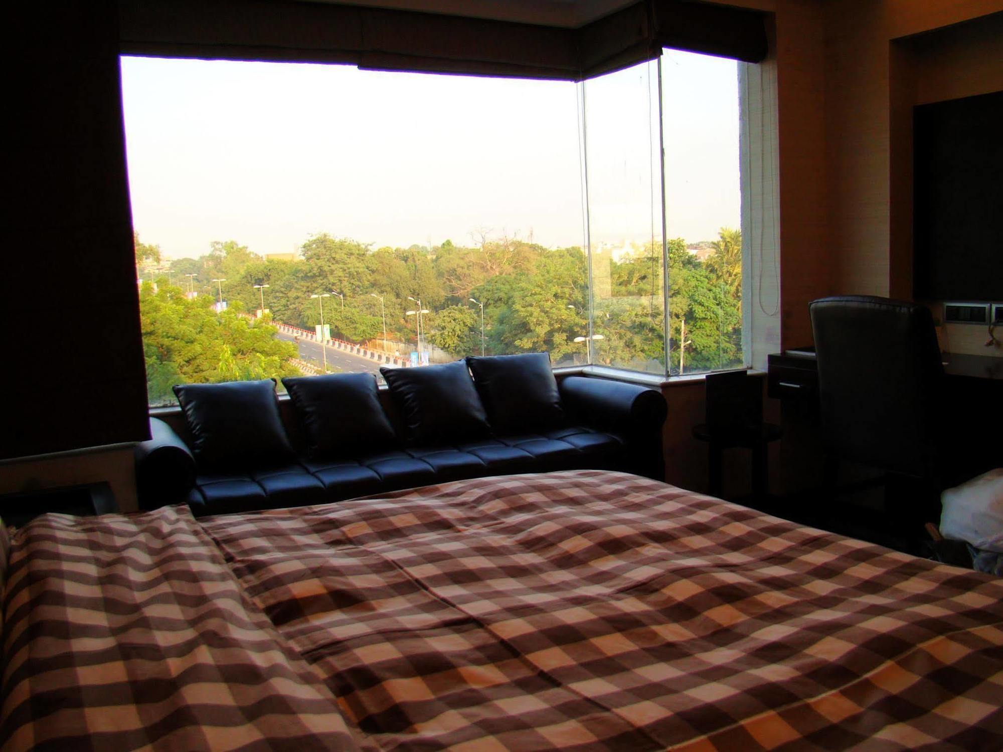 Hotel The Madison à New Delhi Extérieur photo